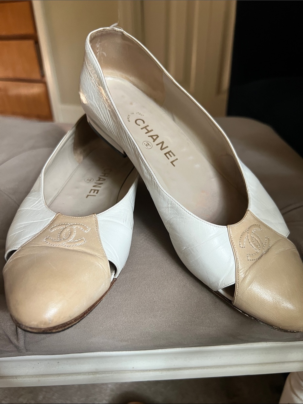 CHANEL Two-Tone Leather Cap-Toe Flats in White and Beige - Picture 8 of 8